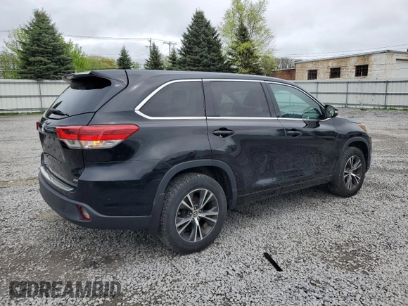 2018 Toyota Highlander LE z VIN 5TDBZRFH3JS817557, wystawiony jako Copart lot #56109035 z przebiegiem 132 053 mil mil oraz Szkoda całkowita • Salvage title. Historia ofert i sprzedaży dostępna na DreamBid. Obrazek 3.