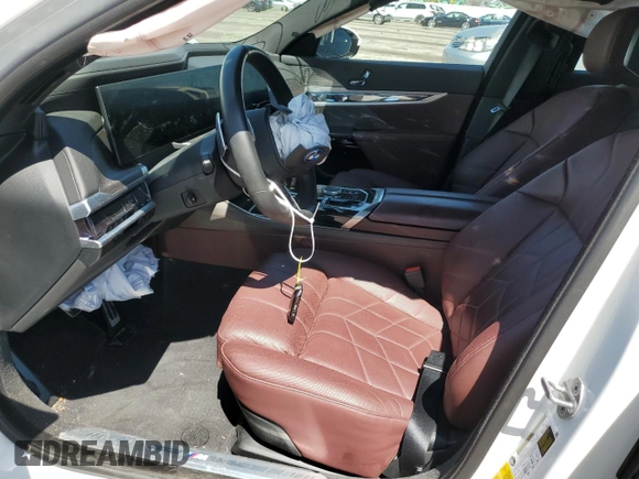 2023 BMW i7 xDrive60 z VIN WBY53EJ08PCN04974, wystawiony jako Copart lot #49995624 z przebiegiem Nie podano mil oraz . Historia ofert i sprzedaży dostępna na DreamBid. Obrazek 7.