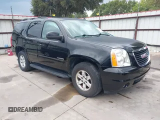 2014 GMC Yukon SLT with VIN 1GKS1CE07ER229525, listed as a IAAI auction lot 40260080 with 180,043 mi miles. Bid and sale history available at carsss.com. Image 1.