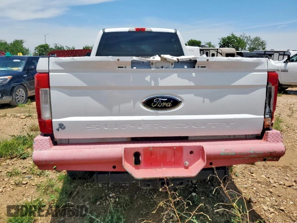 2019 Ford F-250 XL z VIN 1FT7W2BT5KED93161, wystawiony jako Copart lot #59251275 z przebiegiem 156 118 mil mil oraz Czysty tytuł • Clean title. Historia ofert i sprzedaży dostępna na DreamBid. Obrazek 6.