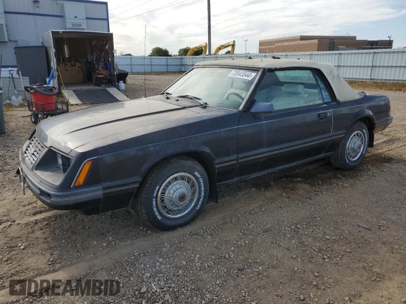 1983 Ford Mustang z VIN 1FABP2731DF221003, wystawiony jako Copart lot #72043544 z przebiegiem 20 777 mil mil oraz Szkoda całkowita • Salvage title. Historia ofert i sprzedaży dostępna na DreamBid. Obrazek 1.