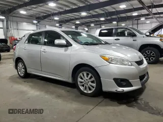 2010 Toyota Matrix z VIN 2T1KU4EE0AC309208, wystawiony jako Copart lot #53392535 z przebiegiem 98 773 mil mil oraz Czysty tytuł • Clean title. Historia ofert i sprzedaży dostępna na DreamBid. Obrazek 4.