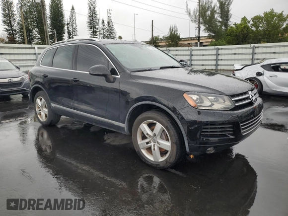 2014 Volkswagen Touareg Lux z VIN WVGEF9BP8ED011360, wystawiony jako Copart lot #51774435 z przebiegiem 101 215 mil mil oraz Szkody całkowita. Historia ofert i sprzedaży dostępna na DreamBid. Obrazek 4.