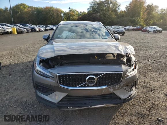2021 Volvo V60 z VIN YV4102WK0M1076923, wystawiony jako Copart lot #71683813 z przebiegiem 32 399 mil mil oraz . Historia ofert i sprzedaży dostępna na DreamBid. Obrazek 5.