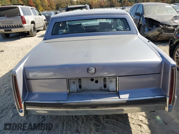 1990 Cadillac DeVille z VIN 1G6CD1339L4358825, wystawiony jako Copart lot #76901884 z przebiegiem 169 956 mil mil oraz Szkoda całkowita • Salvage title. Historia ofert i sprzedaży dostępna na DreamBid. Obrazek 6.