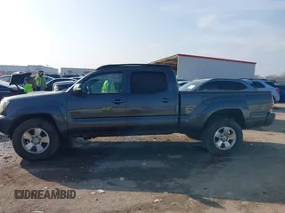 2013 Toyota Tacoma with VIN 3TMMU4FN6DM053207, listed as a IAAI auction lot 41527261 with 205,464 mi miles. Bid and sale history available at carsss.com. Image 14.