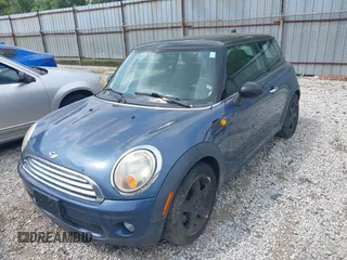 2010 MINI Hardtop z VIN WMWMF3C5XATZ26038, wystawiony jako IAAI lot #42851812 z przebiegiem 150 000 mil mil oraz . Historia ofert i sprzedaży dostępna na DreamBid. Obrazek 6.