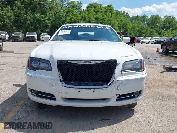 2014 Chrysler 300 S z VIN 2C3CCAGG4EH297391, wystawiony jako IAAI lot #42207431 z przebiegiem 106 571 mil mil oraz . Historia ofert i sprzedaży dostępna na DreamBid. Obrazek 13.