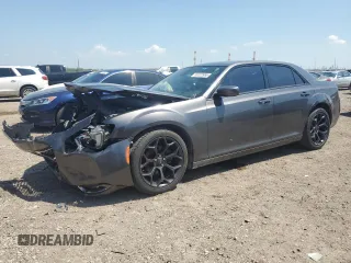 2019 Chrysler 300 S z VIN 2C3CCABG1KH516410, wystawiony jako Copart lot #50222955 z przebiegiem 157 615 mil mil oraz Szkody całkowita. Historia ofert i sprzedaży dostępna na DreamBid. Obrazek 1.