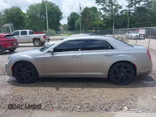 2015 Chrysler 300 Limited z VIN 2C3CCAAG0FH785988, wystawiony jako IAAI lot #42501629 z przebiegiem 176 537 mil mil oraz . Historia ofert i sprzedaży dostępna na DreamBid. Obrazek 14.