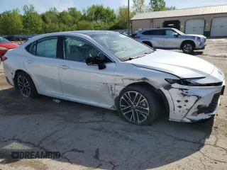2025 Toyota Camry LE z VIN 4T1DAACK3SU570793, wystawiony jako Copart lot #55525395 z przebiegiem Nie podano mil oraz Szkoda całkowita • Salvage title. Historia ofert i sprzedaży dostępna na DreamBid. Obrazek 4.
