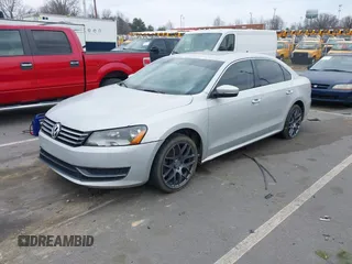 2013 Volkswagen Passat SE z VIN 1VWBP7A30DC115737, wystawiony jako IAAI lot #41626235 z przebiegiem 257 880 mil mil oraz . Historia ofert i sprzedaży dostępna na DreamBid. Obrazek 2.