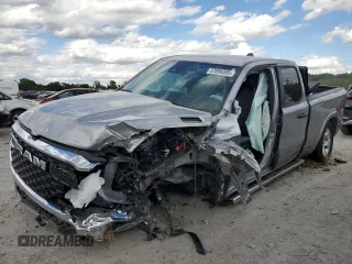 2025 Ram 1500 z VIN 1C6SRFBP2SN526042, wystawiony jako Copart lot #57096555 z przebiegiem 17 747 mil mil oraz Szkoda całkowita • Salvage title. Historia ofert i sprzedaży dostępna na DreamBid. Obrazek 1.