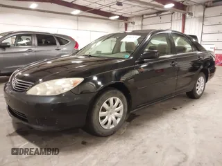 2005 Toyota Camry STD z VIN 4T1BE32K75U591725, wystawiony jako IAAI lot #42407471 z przebiegiem 180 756 mil mil oraz . Historia ofert i sprzedaży dostępna na DreamBid. Obrazek 2.