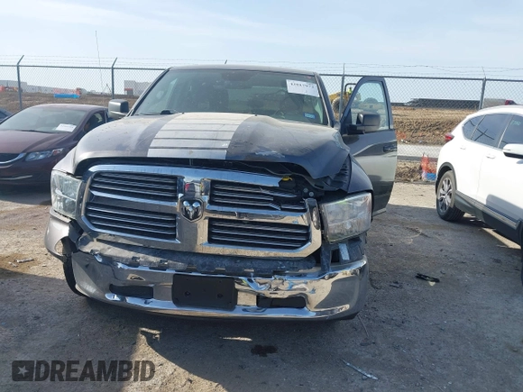 2018 Ram 1500 Express z VIN 1C6RR6FG9JS299201, wystawiony jako IAAI lot #42017973 z przebiegiem 79 732 mil mil oraz . Historia ofert i sprzedaży dostępna na DreamBid. Obrazek 6.