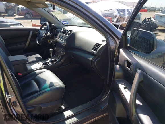 2010 Toyota Highlander SE z VIN 5TDKK3EHXAS017535, wystawiony jako IAAI lot #41965758 z przebiegiem 216 314 mil mil oraz . Historia ofert i sprzedaży dostępna na DreamBid. Obrazek 5.