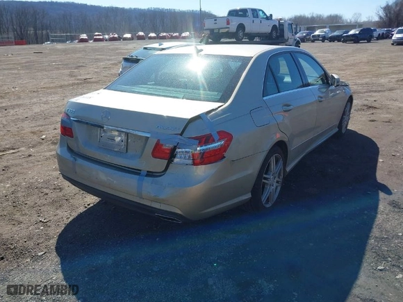 2010 Mercedes-Benz E-Class E 350 Luxury with VIN WDDHF8HB4AA179781, listed as a IAAI auction lot 41709037 with 121,577 mi miles. Bid and sale history available at carsss.com. Image 4.