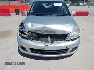 2008 Nissan Versa S z VIN 3N1BC13EX8L385937, wystawiony jako IAAI lot #42330289 z przebiegiem 131 178 mil mil oraz . Historia ofert i sprzedaży dostępna na DreamBid. Obrazek 6.