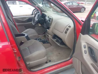 2002 Ford Escape XLT Choice with VIN 1FMYU03192KD83290, listed as a IAAI auction lot 41719117 with 179,056 mi miles. Bid and sale history available at carsss.com. Image 5.