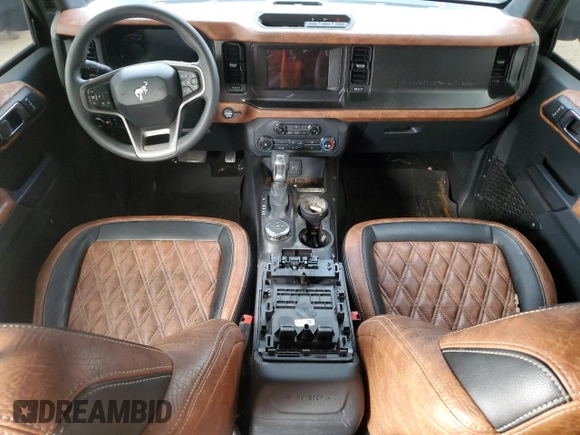 2021 Ford Bronco z VIN 1FMEE5BP4MLA90588, wystawiony jako Copart lot #57164855 z przebiegiem 22 550 mil mil oraz Szkoda całkowita • Salvage title. Historia ofert i sprzedaży dostępna na DreamBid. Obrazek 8.