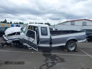 1996 Ford F-250 z VIN 1FTHX26F8TEB61614, wystawiony jako IAAI lot #42255763 z przebiegiem Nie podano mil oraz . Historia ofert i sprzedaży dostępna na DreamBid. Obrazek 15.