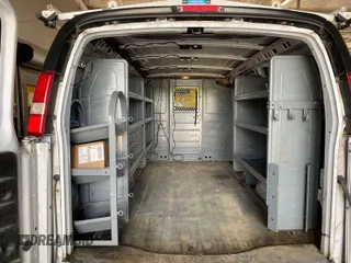 2015 Chevrolet Express Cargo z VIN 1GCWGFCFXF1180535, wystawiony jako IAAI lot #42300082 z przebiegiem 204 293 mil mil oraz . Historia ofert i sprzedaży dostępna na DreamBid. Obrazek 1.