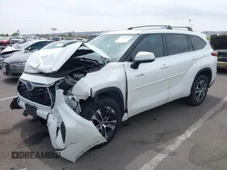 2021 Toyota Highlander Hybrid XLE z VIN 5TDHARAH4MS006945, wystawiony jako IAAI lot #42381038 z przebiegiem 68 276 mil mil oraz . Historia ofert i sprzedaży dostępna na DreamBid. Obrazek 2.