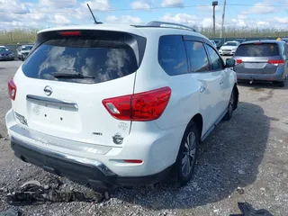 2017 Nissan Pathfinder SV z VIN 5N1DR2MM8HC683314, wystawiony jako IAAI lot #42013028 z przebiegiem 68 920 mil mil oraz . Historia ofert i sprzedaży dostępna na DreamBid. Obrazek 4.