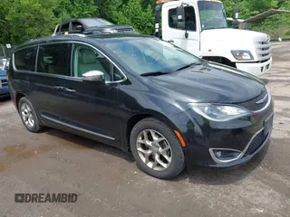 2017 Chrysler Pacifica Limited z VIN 2C4RC1GG3HR566162, wystawiony jako IAAI lot #42375696 z przebiegiem 103 051 mil mil oraz . Historia ofert i sprzedaży dostępna na DreamBid. Obrazek 1.