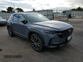 2023 Mazda CX-50 S Premium Plus z VIN 7MMVABEMXPN102316, wystawiony jako Copart lot #60009812 z przebiegiem 4 876 mil mil oraz . Historia ofert i sprzedaży dostępna na DreamBid. Obrazek 1.