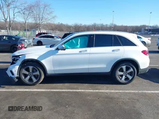 2020 Mercedes-Benz GLC 300 z VIN WDC0G8EB4LF716707, wystawiony jako IAAI lot #41695111 z przebiegiem 27 715 mil mil oraz . Historia ofert i sprzedaży dostępna na DreamBid. Obrazek 14.
