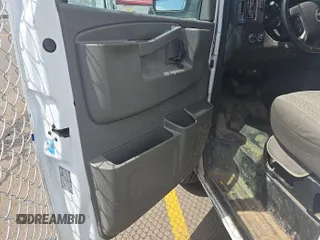 2017 GMC Savana z VIN 1GTZ7GFFXH1173960, wystawiony jako IAAI lot #42399701 z przebiegiem 192 878 mil mil oraz . Historia ofert i sprzedaży dostępna na DreamBid. Obrazek 9.
