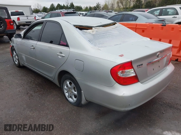 2002 Toyota Camry LE z VIN 4T1BE32K92U102107, wystawiony jako IAAI lot #41956837 z przebiegiem 239 106 mil mil oraz . Historia ofert i sprzedaży dostępna na DreamBid. Obrazek 3.