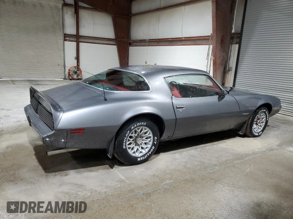 1981 Pontiac Firebird z VIN 1G2AS87A4BN117926, wystawiony jako Copart lot #49288185 z przebiegiem 54 759 mil mil oraz Tytuł czysty. Historia ofert i sprzedaży dostępna na DreamBid. Obrazek 3.