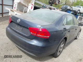 2013 Volkswagen Passat SE z VIN 1VWBP7A36DC033947, wystawiony jako IAAI lot #41943108 z przebiegiem 216 898 mil mil oraz . Historia ofert i sprzedaży dostępna na DreamBid. Obrazek 4.