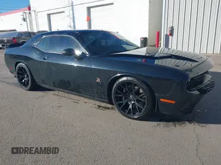 2016 Dodge Challenger 392 Hemi Scat Pack Shaker z VIN 2C3CDZFJ8GH297020, wystawiony jako IAAI lot #41393139 z przebiegiem 118 221 mil mil oraz . Historia ofert i sprzedaży dostępna na DreamBid. Obrazek 1.