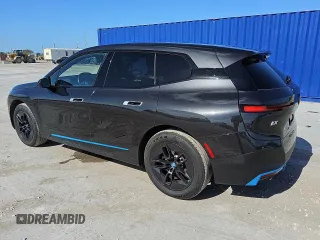 2024 BMW iX xDrive50 z VIN WB523CF05RCS00114, wystawiony jako Copart lot #56997255 z przebiegiem 12 548 mil mil oraz Tytuł czysty. Historia ofert i sprzedaży dostępna na DreamBid. Obrazek 2.