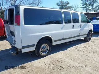 2001 Chevrolet Express with VIN 1GAHG39R811190636, listed as a IAAI auction lot 41397919 with 92,927 mi miles. Bid and sale history available at carsss.com. Image 4.