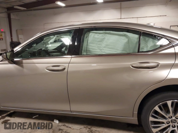 2021 Lexus ES 250 z VIN 58AD11D11MU007968, wystawiony jako IAAI lot #41968246 z przebiegiem 11 522 mil mil oraz . Historia ofert i sprzedaży dostępna na DreamBid. Obrazek 15.