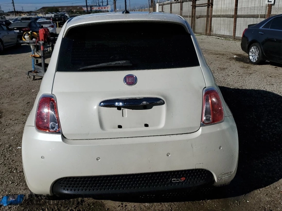 2014 FIAT 500e z VIN 3C3CFFGE8ET266784, wystawiony jako Copart lot #44840835 z przebiegiem 63 989 mil mil oraz Czysty tytuł • Clean title. Historia ofert i sprzedaży dostępna na DreamBid. Obrazek 6.