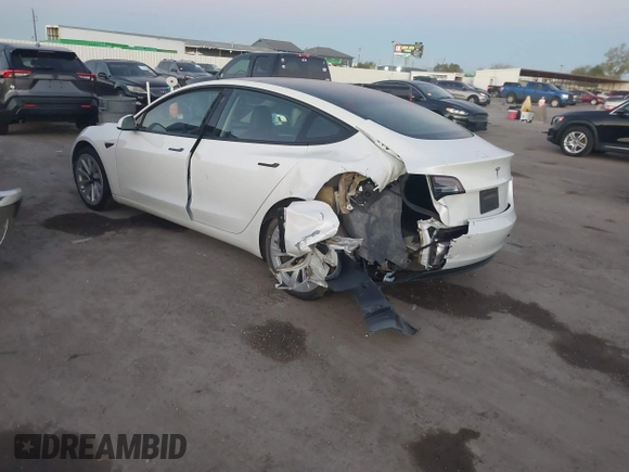 2021 Tesla Model 3 Standard Range Plus z VIN 5YJ3E1EA3MF043860, wystawiony jako IAAI lot #41214748 z przebiegiem 32 753 mil mil oraz . Historia ofert i sprzedaży dostępna na DreamBid. Obrazek 3.