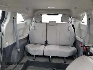 2022 Toyota Sienna LE z VIN 5TDKSKFC3NS070984, wystawiony jako Copart lot #60705265 z przebiegiem 10 846 mil mil oraz Czysty tytuł • Clean title. Historia ofert i sprzedaży dostępna na DreamBid. Obrazek 10.