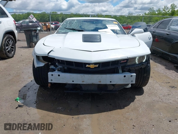 2015 Chevrolet Camaro SS z VIN 2G1FJ1EW8F9105046, wystawiony jako IAAI lot #42306850 z przebiegiem 59 861 mil mil oraz . Historia ofert i sprzedaży dostępna na DreamBid. Obrazek 6.