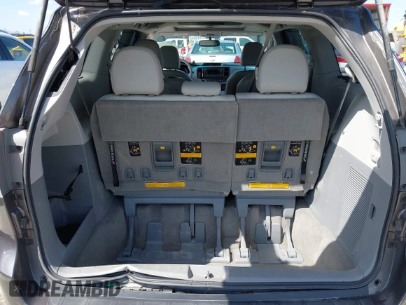 2012 Toyota Sienna XLE AAS with VIN 5TDYK3DC8CS263406, listed as a IAAI auction lot 41971770 with 186,394 mi miles. Bid and sale history available at carsss.com. Image 17.