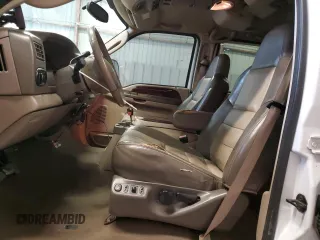 2004 Ford Excursion Eddie Bauer z VIN 1FMSU45P84EB01639, wystawiony jako Copart lot #84080724 z przebiegiem 239 334 mil mil oraz Czysty tytuł • Clean title. Historia ofert i sprzedaży dostępna na DreamBid. Obrazek 7.