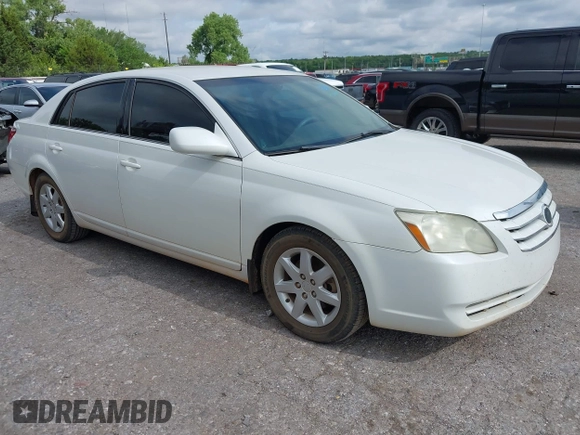 2005 Toyota Avalon XL z VIN 4T1BK36B35U008098, wystawiony jako IAAI lot #42361400 z przebiegiem 248 551 mil mil oraz . Historia ofert i sprzedaży dostępna na DreamBid. Obrazek 1.