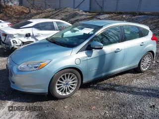 2013 Ford Focus Electric z VIN 1FADP3R49DL217920, wystawiony jako IAAI lot #41875577 z przebiegiem 83 866 mil mil oraz . Historia ofert i sprzedaży dostępna na DreamBid. Obrazek 2.