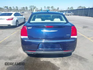 2015 Chrysler 300 Limited z VIN 2C3CCAAG7FH845569, wystawiony jako IAAI lot #41639729 z przebiegiem 196 672 mil mil oraz . Historia ofert i sprzedaży dostępna na DreamBid. Obrazek 17.