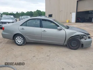 2005 Toyota Camry STD z VIN 4T1BE32K05U555388, wystawiony jako IAAI lot #42119726 z przebiegiem 148 376 mil mil oraz . Historia ofert i sprzedaży dostępna na DreamBid. Obrazek 13.