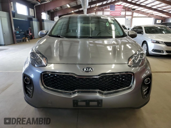 2018 Kia Sportage LX z VIN KNDPMCAC5J7426921, wystawiony jako Copart lot #57848805 z przebiegiem 128 089 mil mil oraz Czysty tytuł • Clean title. Historia ofert i sprzedaży dostępna na DreamBid. Obrazek 5.